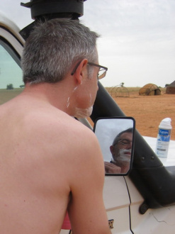 04 On Se Rase Le Matin Devant Le Retroviseur Du 4x4